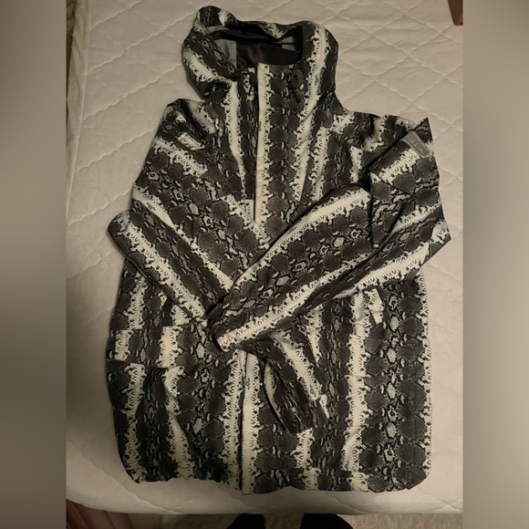 Rare Burton Black and White grey snakeskin snowboard Jacket men’s  size m - Picture 4 of 4